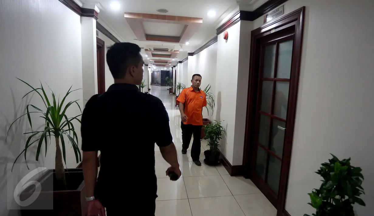 Dua orang pria melintas di depan ruang kerja Wakil Ketua DPD RI, Jakarta, Rabu (5/4). Ruangan kerja Wakil Ketua DPD yang sebelumnya ditempati GKR Hemas dan Farouk Muhammad didapati dalam keadaan terkunci. (Liputan6.com/Johan Tallo)