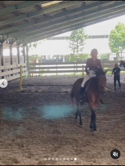 Setelah kuda putih bersih, Memes Prameswari, justru berlatih dengan kuda berwarna cokelat. (Foto: Instagram/@memes_prameswari)