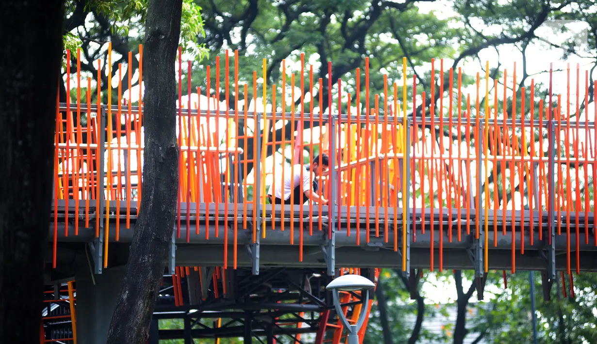 Pekerja menyelesaikan proyek revitalisasi Tebet  Eco Park, Jakarta, Kamis (17/3/2022). Proses revitalisasi Taman Kota Tebet  menjadi Tebet Eco Park mengadopsi visi connecting people with nature. (merdeka.com/Imam Buhori)