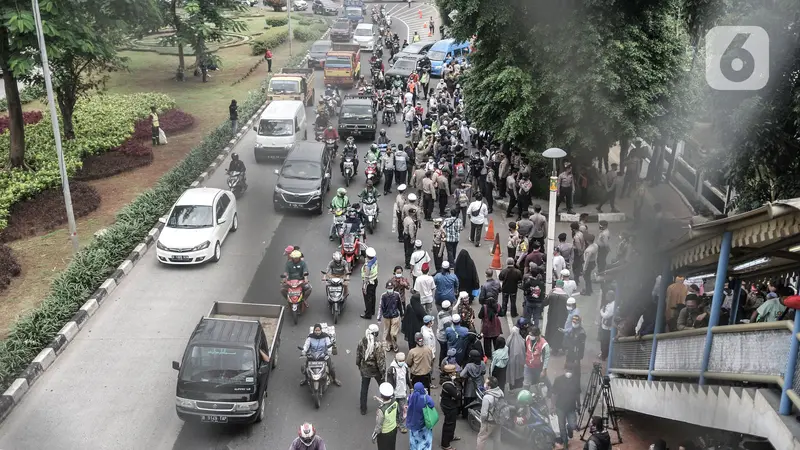 FOTO: Sidang Perdana Rizieq Shihab, Massa Pendukung Geruduk PN Jakarta Timur