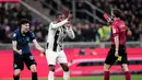 Pemain Juventus, Pierre Kalulu, mendapat kartu merah saat melawan Inter Milan pada pertandingan pekan ke-25 Liga Italia 2025/2026 di Giuseppe Meazza, Minggu (15/02/2026) dini hari WIB. (Spada/LaPresse via AP)