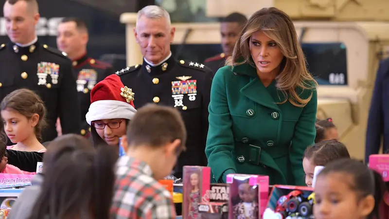 Sambut Natal, Begini Gaya Melania Trump Saat Bermain dengan Anak-Anak di Toys For Tots