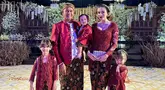 Penampilan keluarga kecil Yasmine Wildblood dengan busana khas Jawa ini tak lepas dari sorotan netizen. Suami serta putra Yasmine tampak memesona dalam balutan busana adat Jawa berwarna merah lengkap dengan blangkon. (Liputan6.com/IG/@yaswildblood)