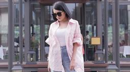 Gaya penampilan Kiki Amalia pun bisa dijadikan inspirasi. Kemeja oversize berwarna pink yang dipadukan celana jeans ini terlihat simpel namun stylish. (Liputan6.com/IG/@kikiamaliaworld)
