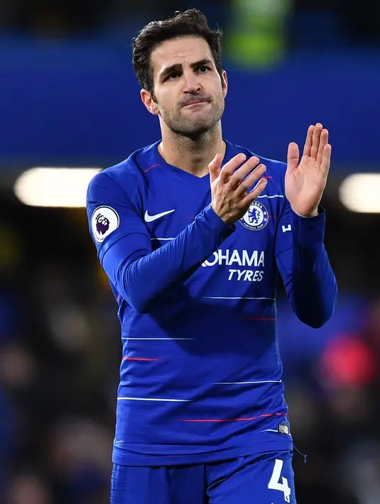Gelandang Chelsea, Cesc Fabregas bertepuk tangan usai pertandingan melawan Southampton pada lanjutan Liga Inggris di Stamford Bridge, London (2/1). Chelsea bermain imbang 0-0 atas Southampton. (AFP Photo/Ben Stansall)