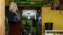 Warga saat berada di dalam rumah yang terendam banjir di pemukiman Kampung Pulo, Jakarta, Rabu (25/11/2015). Air aliran kali Ciliwung mulai memasuki rumah warga sekitar pukul 03.00 Wib dini hari tadi. (Liputan6.com/Yoppy Renato)