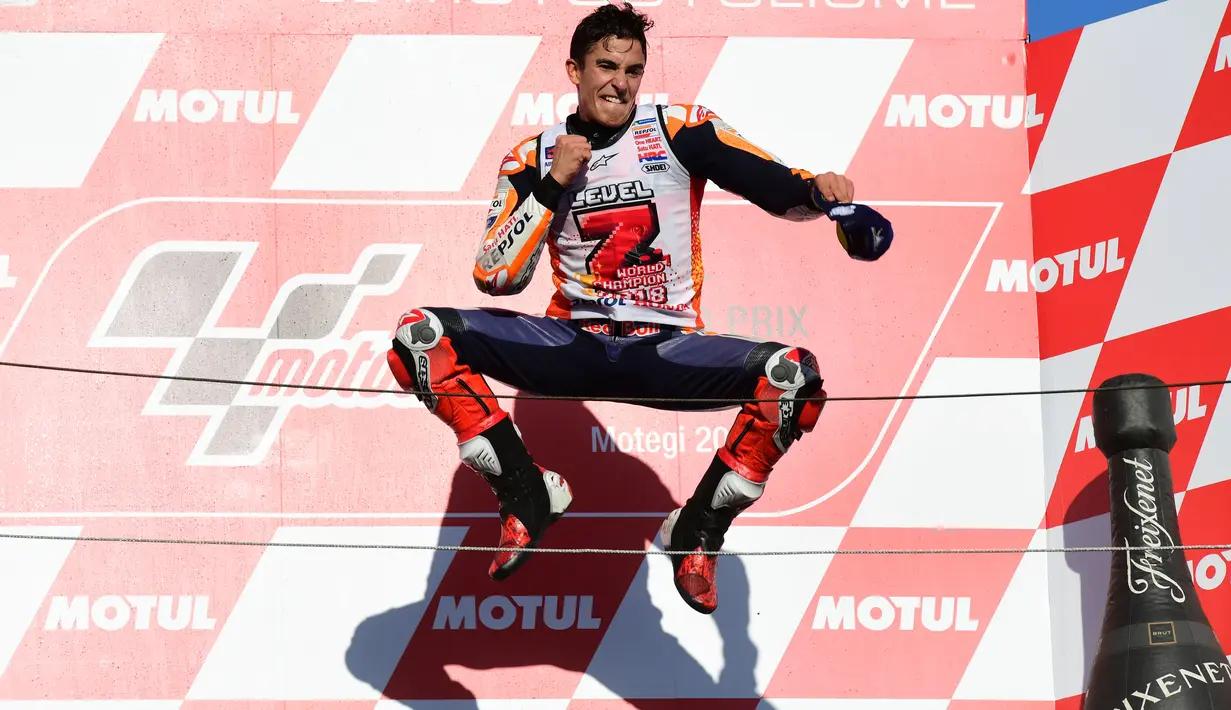 Lompatan kemenangan adalah salah satu selebrasi yang kerap dilakukan Marc Marquez seperti yang dilakukannya di podium GP Jepang, Sirkuit Twin Ring Motegi. (AFP/Martin Bureau)