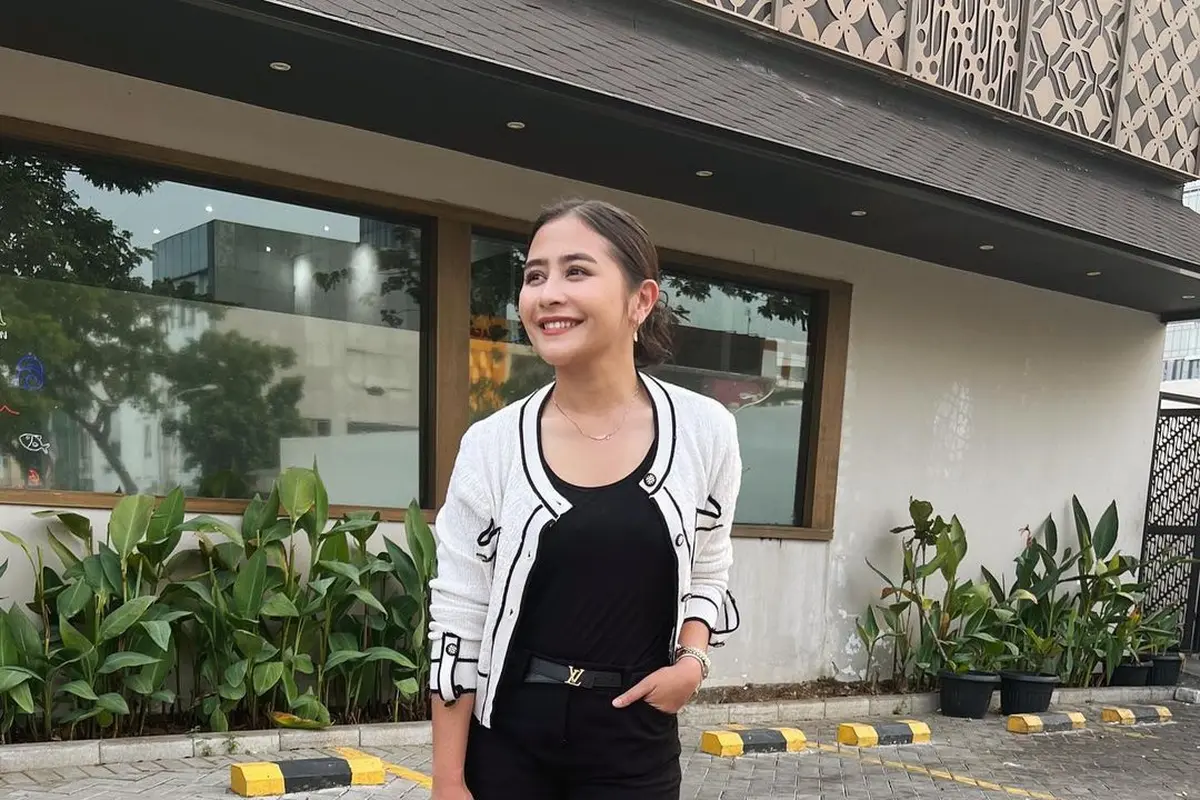 8 Inspirasi Outfit Formal Prilly Latuconsina untuk ke Kantor, Selalu Berkelas!