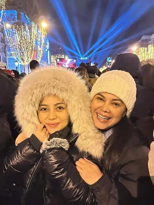 Rachel Vennya merayakan pergantian tahun di Paris bersama keluarga. Fur jacket pun jadi pilihannya untuk tetap hangat dan stylish di Paris yang tengah memasuki musim dingin. [@rachelvennya]