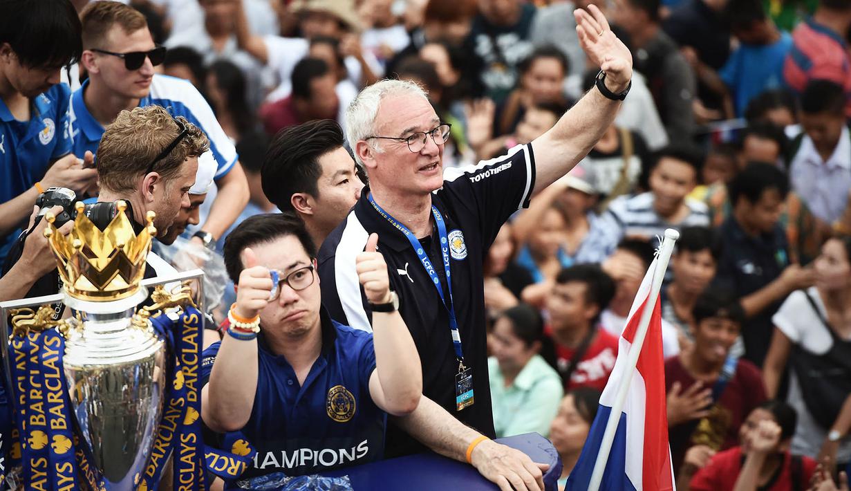 MEI - Leicester secara mengejutkan berhasil meraih gelar juara Premier League musim 2015/2016. Meski tidak memiliki pemain berlebel bintang, Claudio Ranieri, berhasil menyulap The Foxes menjadi tim yang sulit dikalahkan. (AFP/Lillian Suwanrumpha)