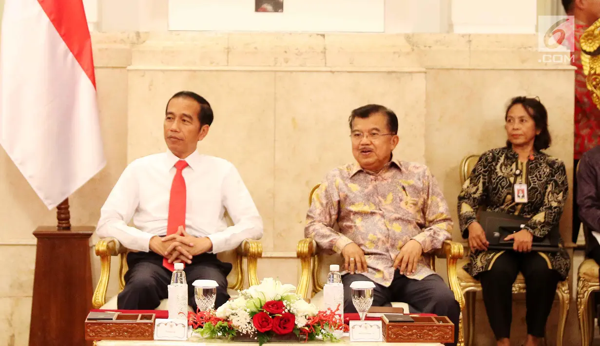 Presiden Jokowi (kiri) dan Wakil Presiden Jusuf Kalla (kanan) saat Sidang Kabinet Paripurna di Istana Negara, Jakarta, Senin (12/2). Menurut Jokowi, Indonesia sedang adu cepat dengan negara lain dalam hal kemudahan investasi. (Liputan6.com/Angga Yuniar)