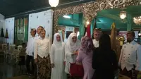 Sultan Keraton Kasepuhan Cirebon bertemu dan bersalaman dengan warga maupun pengunjung dalam Open House pada Lebaran hari ke 2. Foto (Liputan6.com / Panji Prayitno)