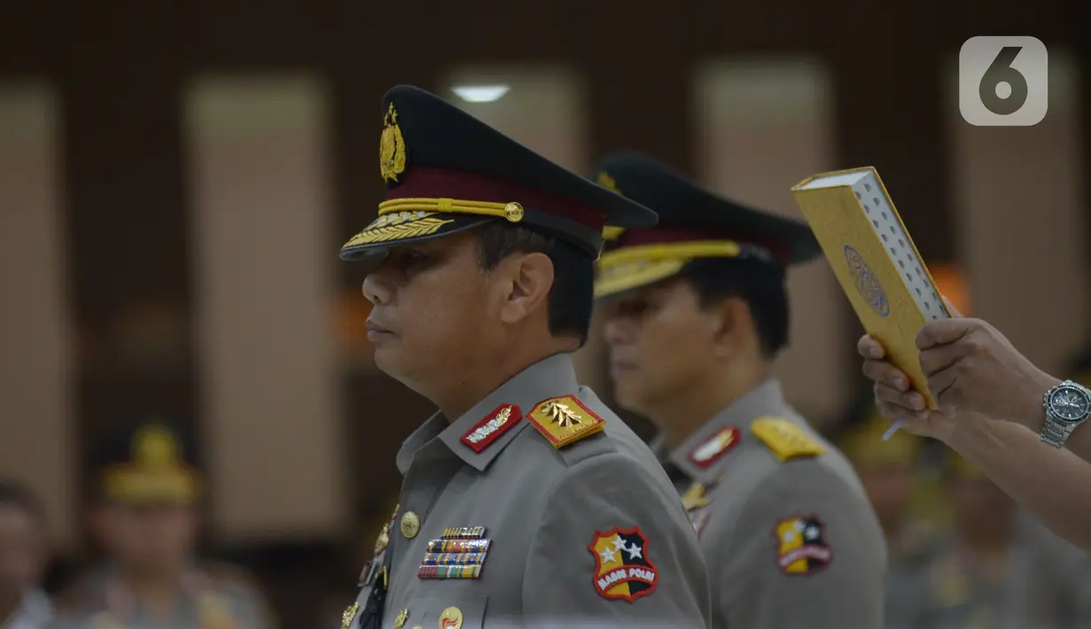 Pejabat baru Wakapolri Komjen Pol Gatot Eddy Pramono mengucapkan sumpah jabatan saat Serah Terima Jabatan Wakil Kepala Polri (Wakapolri), di Mabes Polri Jakarta, Selasa (7/1/2020). Gatot Eddy Pramono menggantikan Komjen Ari Dono yang memasuki masa pensiun. (merdeka.com/Imam Buhori)