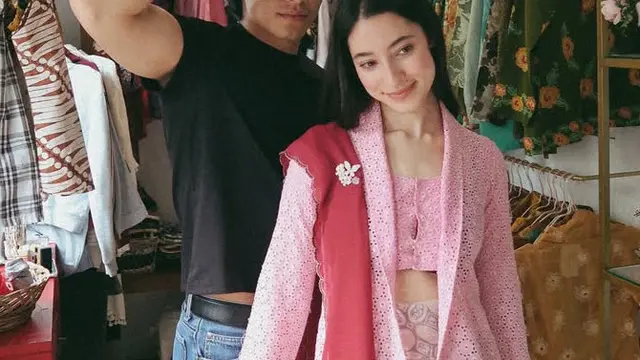 Ameera Khan Model Asal Malaysia Kekasih Jefri Nichol mengenakan kebaya. [@littlemisskhan]