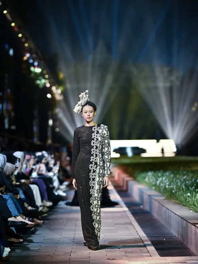 Kala Pelataran Candi Borobudur Disulap Jadi Panggung Runway Sepanjang 125 Meter, Hadirkan Koleksi Raya
