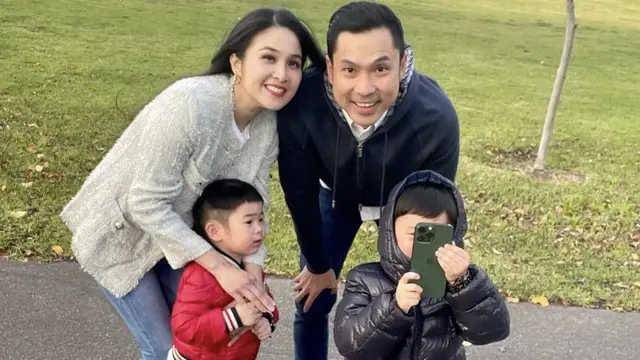 Sandra Dewi Tetap Modis Saat Gendong Anak di Australia