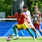 Striker Guinea U-23, Facinet Conte (kiri) menguasai bola dibayangi bek Timnas Indonesia U-23, Bagas Kaffa pada laga play-off antar-konfederasi menuju Olimpiade Paris 2024 di Stade Pierre Pibarot, Centre National du Football de Clairefontaine, Prancis, Kamis (9/5/2024). (AFP/Miguel Medina)