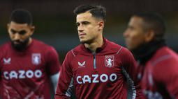 Pemain Aston Villa, Philippe Coutinho melakukan pemanasan sebelum laga lanjutan Liga Inggris 2022/2023 melawan Wolverhampton di Villa Park, Birmingham, 4 Januari 2023. Coutinho sebelumnya menjadi favorit penggemar Liverpool sebelum hengkang ke Barcelona pada Januari 2018. Sayang, ia gagal menunjukkan performa terbaiknya meski diboyong dengan harga fantastis, yaitu 135 juta euro. Pemain berkebangsaan Brasil tersebut kemudian banyak dipinjamkan dan pada musim ini dibeli oleh Aston Villa. Coutinho sejauh ini belum mampu kembali tampil cemerlang seperti di Liverpool. (AFP/Adrian Dennis)