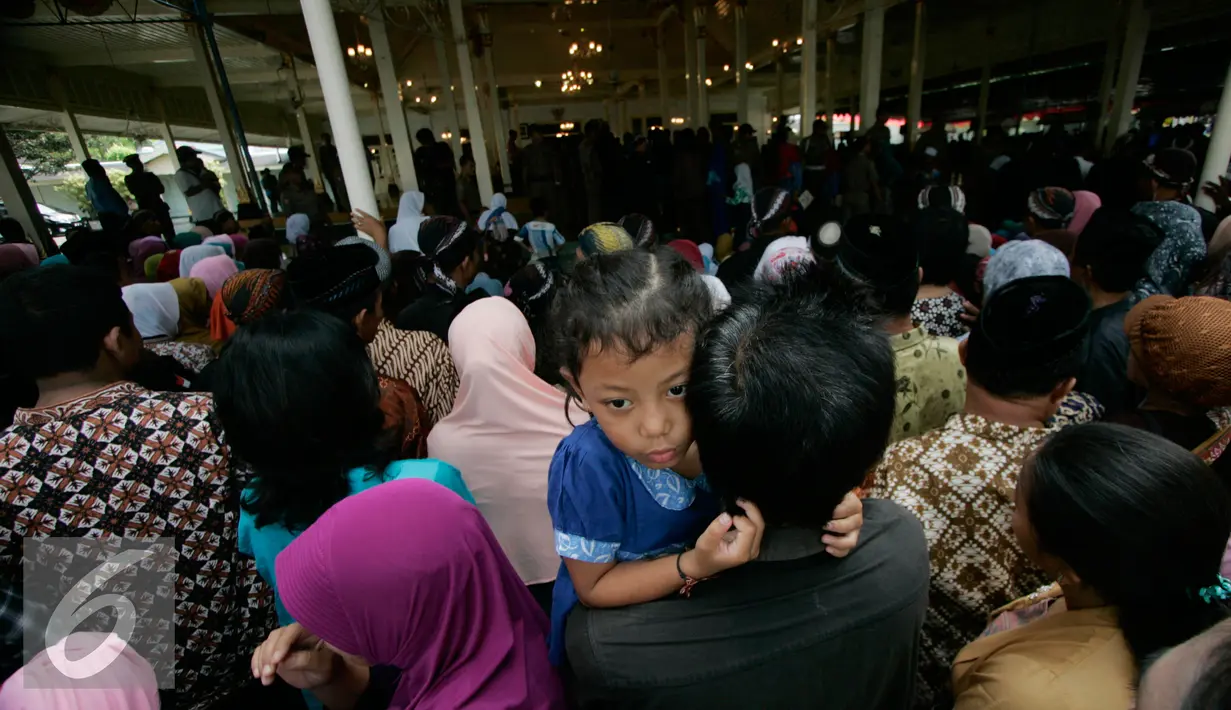 Kerumunan warga yang akan mengikuti Open House Sultan HB X di Bangsal Kepatihan, Yogyakarta, Senin (11/7). Warga yang hadir diperkirakan mencapai ribuan orang. (Liputan6.com/Boy Harjanto)
