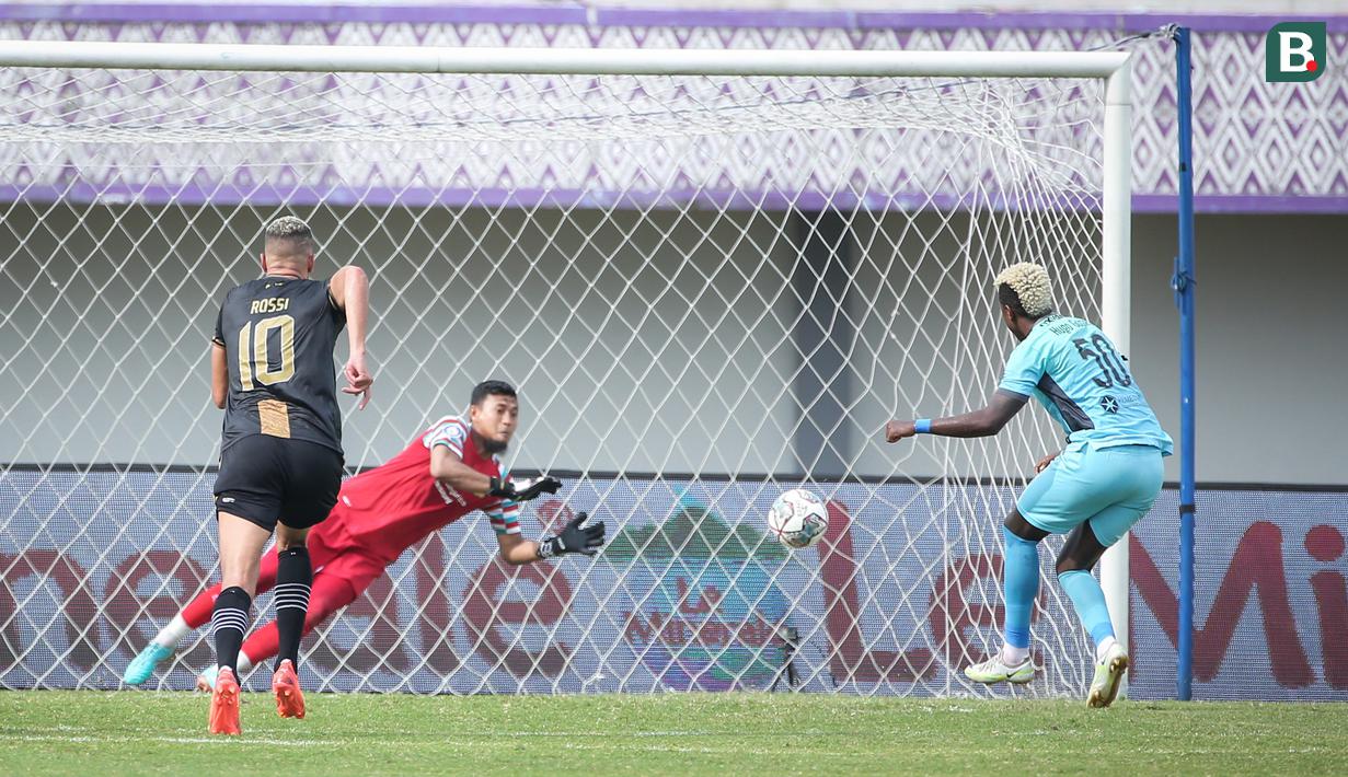 <p>Pemain Madura United, Hugo Gomes Jaja (kanan) mencetak gol penyeimbang 1-1 ke gawang Dewa United saat laga lanjutan BRI Liga 1 2022/2023 di Indomilk Arena, Tangerang, Kamis (2/2/2023). (Bola.com/Bagaskara Lazuardi)</p>