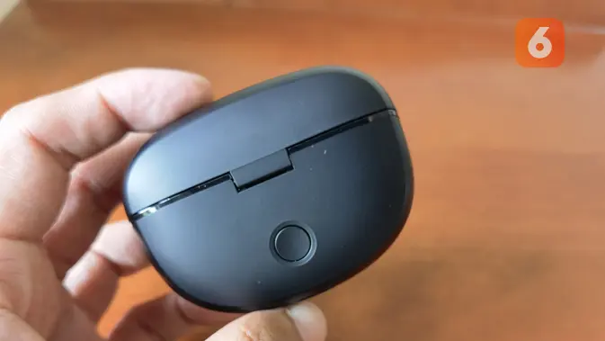 <p>Bagian belakang charging case Bose Ultra Open Ear terdapat sebuah tombol untuk mengaktifkan Bluetooth (Liputan6.com/ Agustin Setyo Wardani)</p>