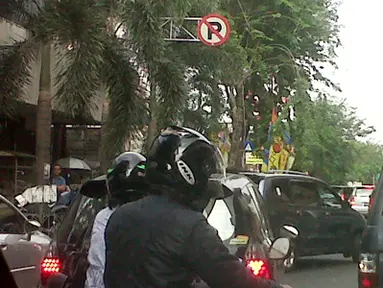 Citizen6, Jakarta: Kemacetan sering melanda ibukota Jakarta terutama pada hari kerja seperti yang terjadi di depan stasiun Gondangdia. (Pengirim: Agung)