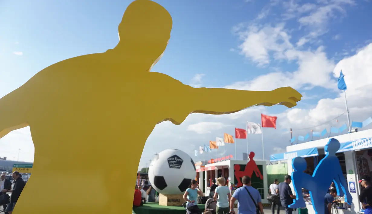 Baru sampai di bandara sudah disambut oleh suasana hiasan khas Piala Dunia 2018. Bola raksasa serta patung orang bermain sepak bola mewarnai keindahan di Bandara Domodedovo, Moskow. (Bola.com/Okie Prabhowo)