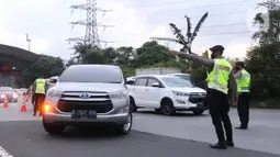 Petugas gabungan mengarahkan pengendara mobil untuk putar balik saat akan memasuki wilayah Jakarta di Gerbang Tol Cikupa, Tangerang, Rabu (27/5/2020). Kendaraan yang menuju Jakarta wajib menunjukkan Surat Izin Keluar atau Masuk (SIKM) untuk menekan penyebaran Covid-19. (Liputan6.com/Angga Yuniar)