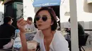 Lolita Agustine, presenter cantik ini terlihat begitu kece saat sedang makan di salah satu tempat di Lisbon, Portugal. Meski tempat tersebut ramai pengunjung, tak membuat Lolita merasa terganggu dan sangat menikmati makanan di sana. (Liputan6.com/IG/@lolitagustine)