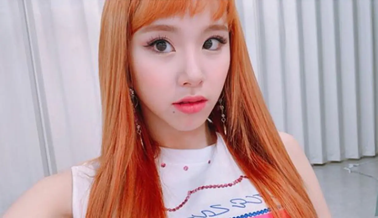 Setelah beberapa waktu silam mengejutkan publik dengan potongan rambut yang cukup pendek, kini idol berwajah cantik ini tampil dengan rambut lurus panjang berwarna orange cerah. (Foto: instagram.com/twicetagram)