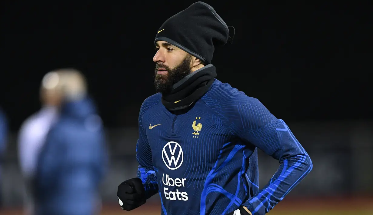 Penyerang timnas Prancis Karim Benzema mengikuti sesi latihan di kamp pelatihan tim di Clairefontaine-en-Yvelines, selatan Paris, Selasa (15/11/2022). Prancis akan melakoni laga perdana grup D melawan Australia pada 23 November 2022. (Bertrand GUAY / AFP)