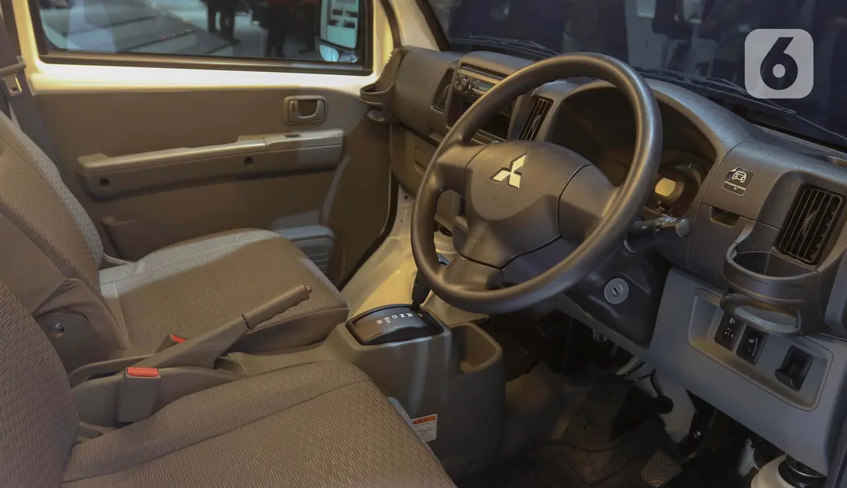 Mitsubishi L100 EV merupakan kendaraan niaga ringan berbasis baterai (BEV) yang dilengkapi komponen listrik termasuk motor dan baterai penggerak. (Liputan6.com/Herman Zakharia)