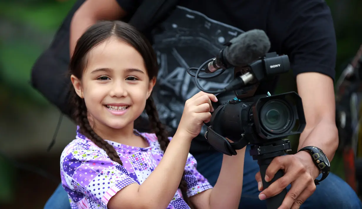 Di depan layar kaca memang Nicole kerap tampil sedih dalam memerankan sosok Elif. Namun di kehidupan nyata rupanya gadis imut ini merupakan sosok yang periang. (Deki Prayoga/Bintang.com)