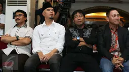 Mantan  Menpora  Adhyaksa Dault (kiri),  Musisi Ahmad Dhani (kedua kiri), Anggota DPRD Haji Lulung (kedua kanan) dan Irjen. Pol. Benny Mokalu pada saat hadir gelar deklarasi Orang Kita, Jakarta, (13/05/2016). (Liputan6.com/Herman Zakharia)