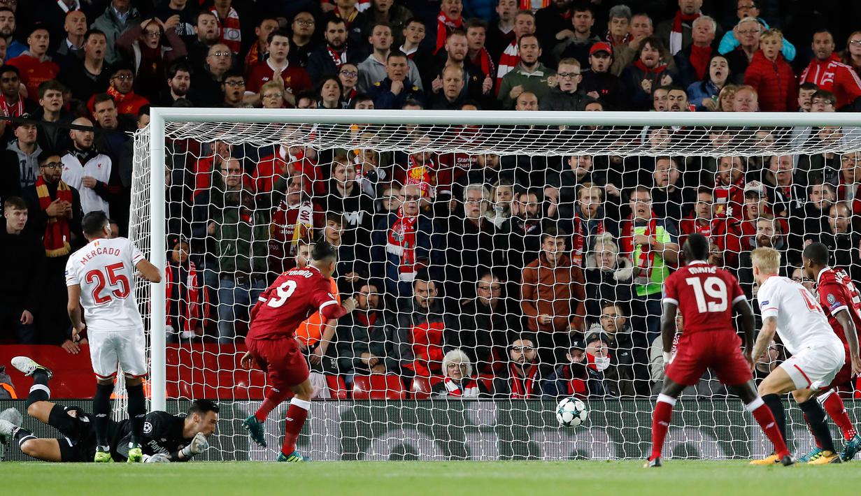 Pemain Liverpool, Roberto Firmino (ketiga kiri) berhasil mencetak gol ke gawang Sevilla dalam laga Grup E Liga Champions di Stadion Anfield, Rabu (13/9). Sevilla berhasil menahan imbang Liverpool dengan skor 2-2. (AP Photo/Frank Augstein)