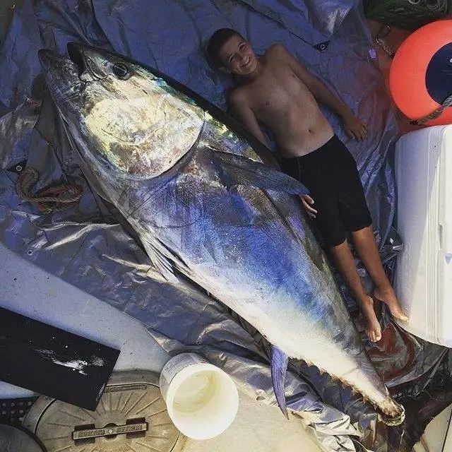 6 Potret Pemancing Dapat Ikan Lebih Besar dari Tubuhnya Ini Bikin Melongo