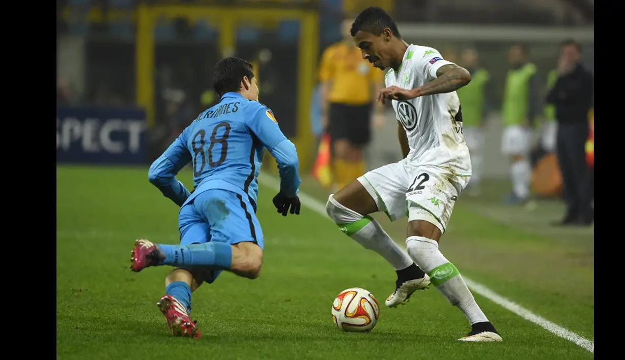 Gelandang Wolfsburg, Luiz Gustavo (kanan) berusaha melewati pemain Inter Milan di leg kedua 16 besar Liga Europa di Stadion San siro, Italy (19/3/2015). Wolfsburg menang 2-1 atas Inter Milan. (AFP PHOTO/Olivier Morin)