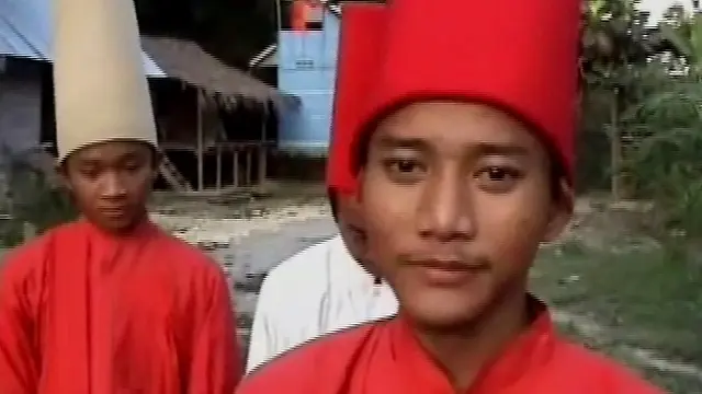 Para santri di Grobogan, Jawa Tengah menari Sufi demi meningkatkan kepasrahan diri kepada snag pencipta, lapar dan dahaga pun tak terasa.