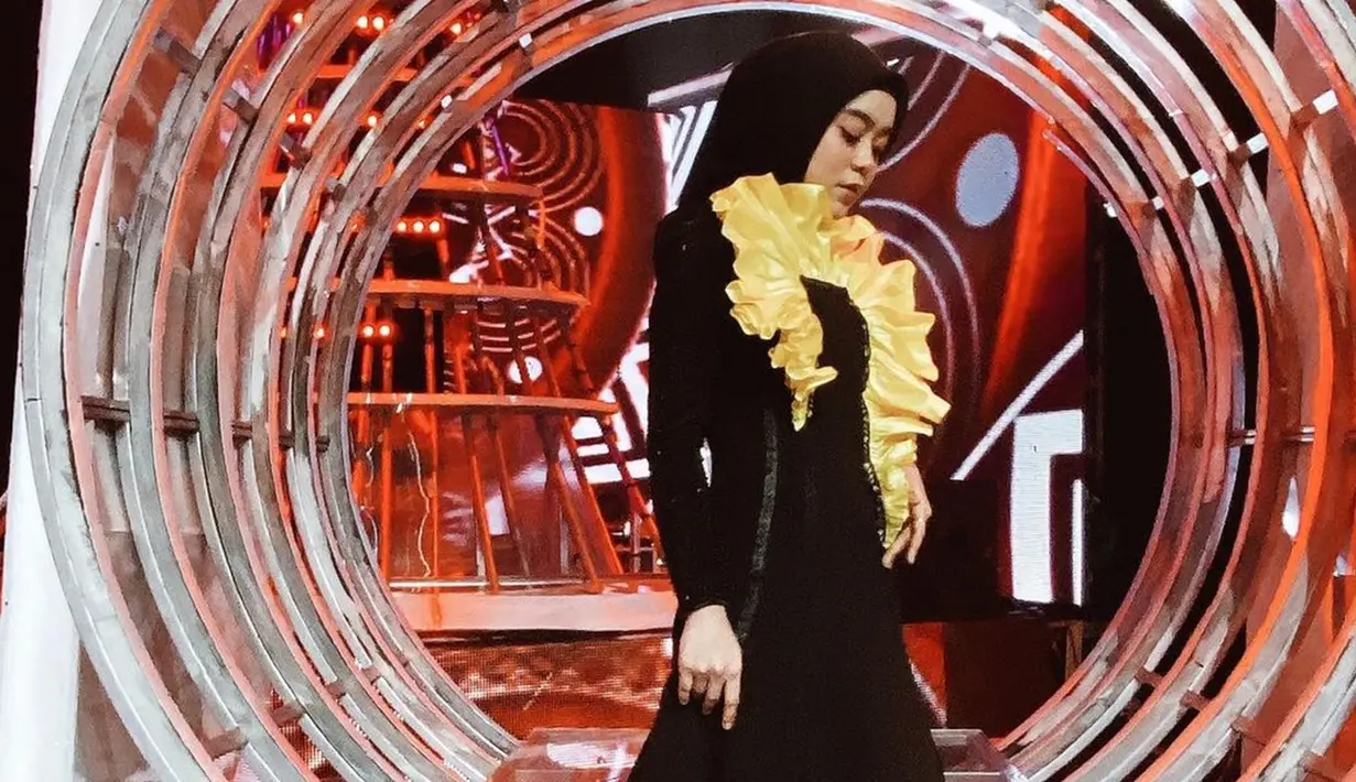Pedangdut jebolan D'Academy musim pertama ini pernah tampil di panggung LIDA dengan gaun serba hitam dengan hiasan kuning yang membuatnya tampil elegan. (Liputan6.com/IG/@lestykejora)