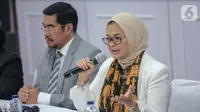 Kepala BPOM Penny K Lukito (kanan) memberikan keterangan dalam konferensi pers di Gedung BPOM Jakarta, Jumat (11/10/2019). Produk ranitidin dibekukan izin edarnya menyusul temuan cemaran N-nitrosodimethylamine (NDMA) pada sampel produk tersebut. (Liputan6.com/Faizal Fanani)