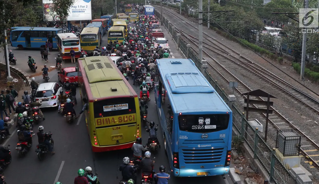 Kendaraan  terjebak kemacetan di sekitar kawasan Pejompongan akibat unjuk rasa mahasiswa di depan Gedung DPR, Jakarta, Selasa (24/9/2019). Demonstrasi mahasiswa dilakukan untuk menolak pengesahan berbagai RUU yang dianggap bermasalah. (Liputan6.com/Helmi Fithriansyah)