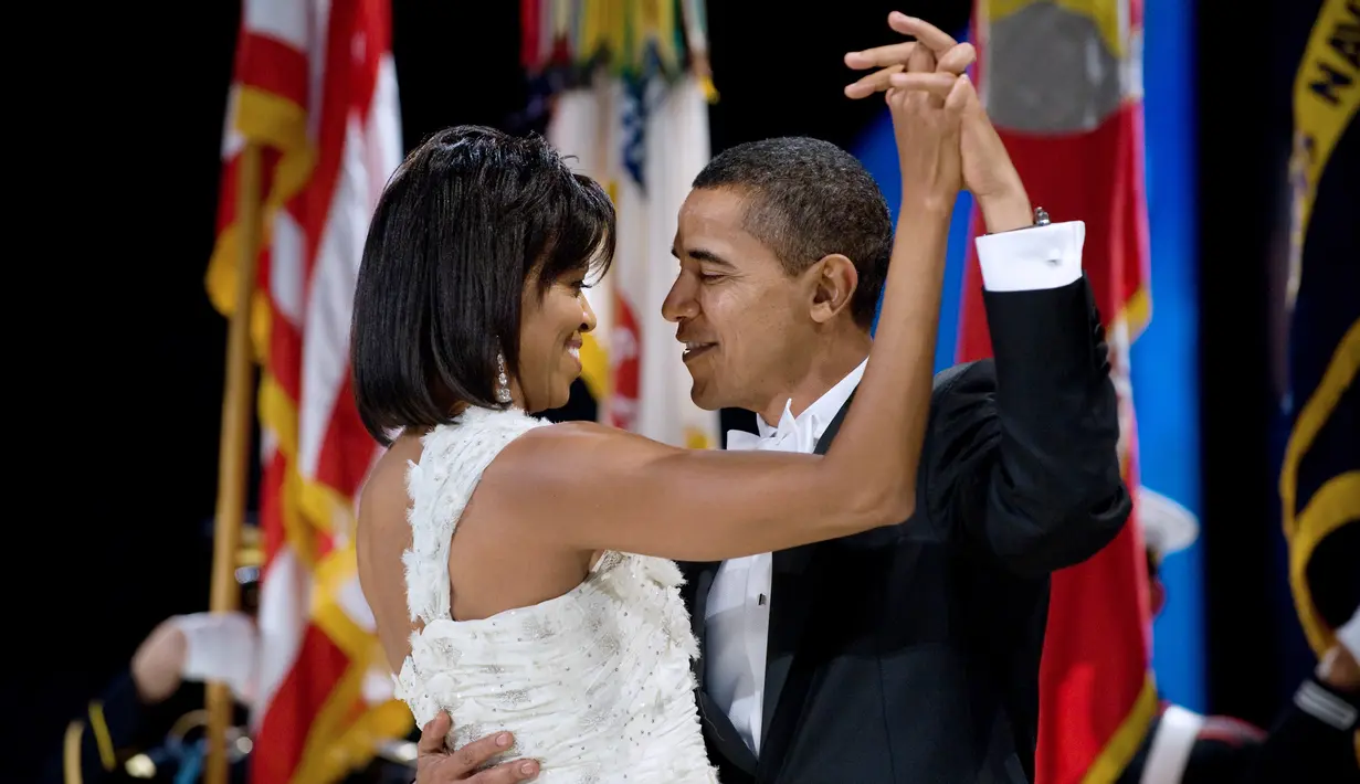Presiden Amerika Serikat (AS) ke-44, Barack Obama berdansa bersama sang istri, Michelle Obama, pada acara Peresmian Daerah Midwestern di Washington Convention Center, 20 Januari 2009. (AFP PHOTO / SAUL LOEB)
