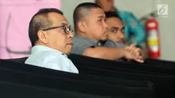 Mantan Dirut PT Garuda Indonesia Emirsyah Satar (kiri) menunggu pemeriksaan oleh penyidik KPK di Jakarta, Rabu (7/8/2019). Emirsyah diperiksa sebagai tersangka kasus dugaan suap pengadaan pesawat dan mesin pesawat dari Airbus SAS dan Rolls Royce PLC pada PT Garuda Indonesia (merdeka.com/Dwi Narwoko)