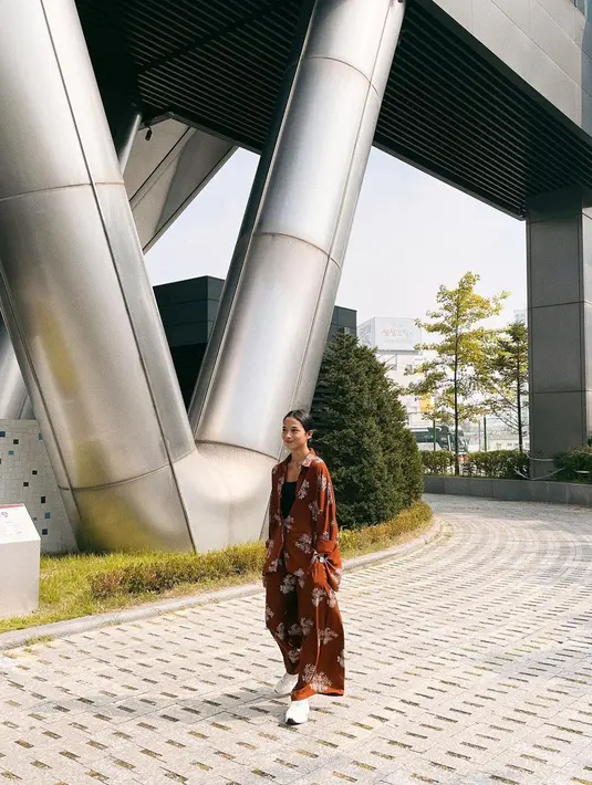 Dalam akun Instagram pribadinya, istri Chicco Jerikho ini terlihat tampil dengan busana one set. Bahkan, selama berada di Korea Selatan, ia juga lebih sering memakai sneakers. (Liputan6.com/IG/@putrimarino)