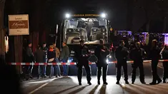 Polisi berjaga di depan bus tim Borussia Dortmund yang rusak terkena ledakan bom di Dortmund, Jerman Barat, Selasa (11/4). Bus membawa pemain Borussia Dortmund untuk pertandingan perempat final Liga Champions melawan Monaco. (AP Photo/Martin Meissner)