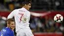 Duel pemain Liechtenstein, Martin Rechsteiner dengan pemain Spanyol, Alvaro Morata pada laga grup G kualfikasi Piala DUnia 2018 di Rheinpark Stadion, Vaduz, (5/9/2017). Spanyol menang 8-0. (Gian Ehrenzeller/Keystone via AP)