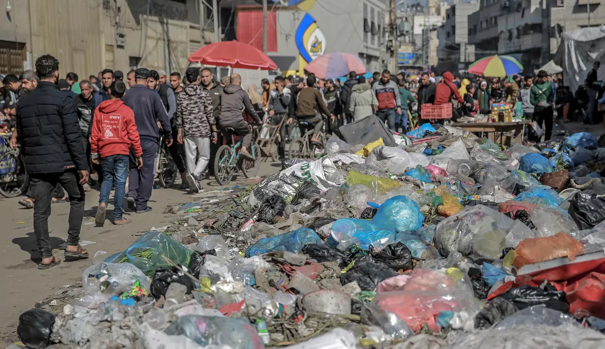 Perang antara Israel dan Milisi Hamas yang berlangsung sejak 7 Oktober 2023 lalu, juga mengganggu layanan pembuangan limbah sampah. (Foto oleh AFP)