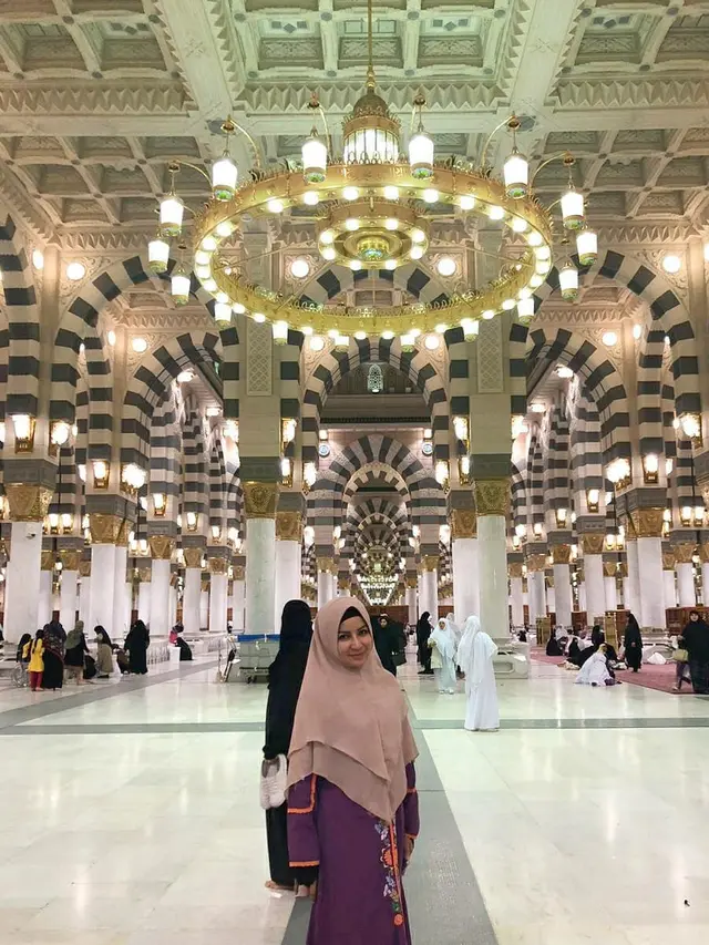 Mantap Berhijrah, Ini 5 Potret Five Vi Rachmawati saat Pakai Hijab Syari