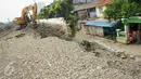 Tembok pembatas proyek jalan inspeksi Kanal Banjir Barat permukiman RT 08/10, Duri Pulo roboh, Jakarta,  Senin (13/6). Tembok setinggi empat meter yang berbatasan dengan Jalan Setia Kawan Barat itu roboh menimpa sebuh mobil. (Liputan6.com/Gempur M Surya)