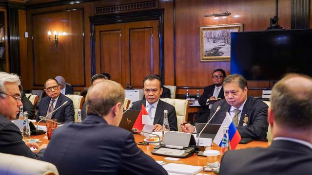 Menteri Koordinator Bidang Perekonomian Airlangga Hartarto mengadakan pertemuan khusus dengan sejumlah pejabat Rusia.